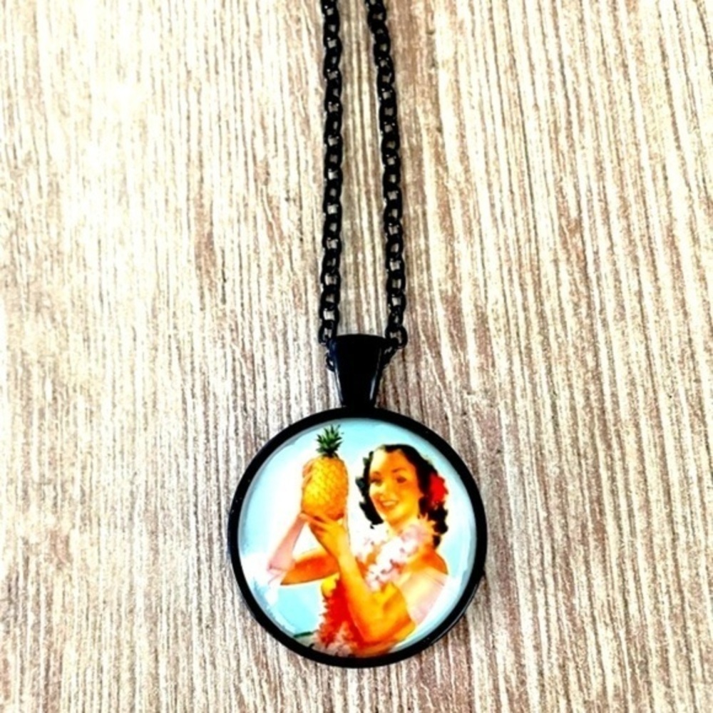 50s Style Hawaii Necklace, Lady Holding Pineapple, Vintage Look